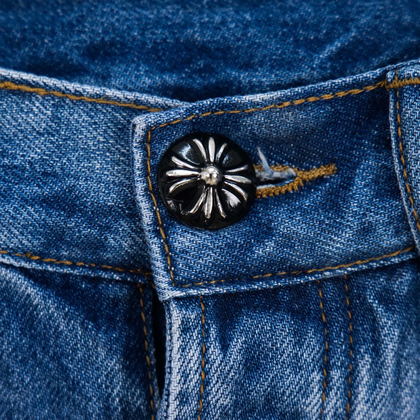 P290 high version Chrome Hearts blue denim with red black panther pattern multi-leather jeans. CH jeans need to be washed and then disassembled and hand-stitched with sheepskin cross leather and then spliced ​​together. The whole piece has too many craftsmanship to explain, patchwork cross pattern embellishment, high-waisted washed jeans! ! Absolutely high-end luxury products, god-level single products and super popular products, made with top heavy industry, a must-see magic weapon. Customized hardware. The fabric is thick and soft after washing. It has good breathability. Customized small leather label. Unique design. The details are simple and elegant, and the workmanship is exquisite. The entire trousers are neatly routed and the details are in place! It’s so cool that both men and women can easily control the genderless trend! Style number: 1799# Color: blue Size: 28 30 32 34 36